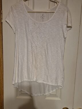 New York & Company White Short Sleeve Scoop Neck Tee with Crochet Front